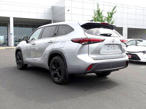 Certified 2024 Toyota Highlander LE AWD/4WD image 5