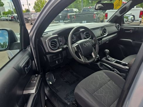 Used 2017 Toyota Tacoma TRD Sport w/ Premium & Technology Package AWD/4WD image 12