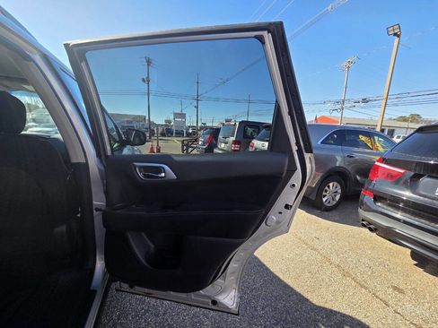Used 2016 Nissan Pathfinder SV image 12