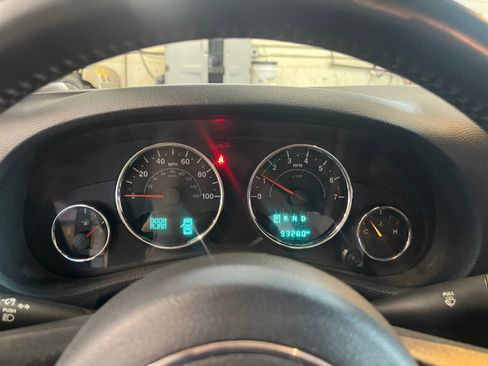 Used 2018 Jeep Wrangler Unlimited Sahara w/ Connectivity Group image 13