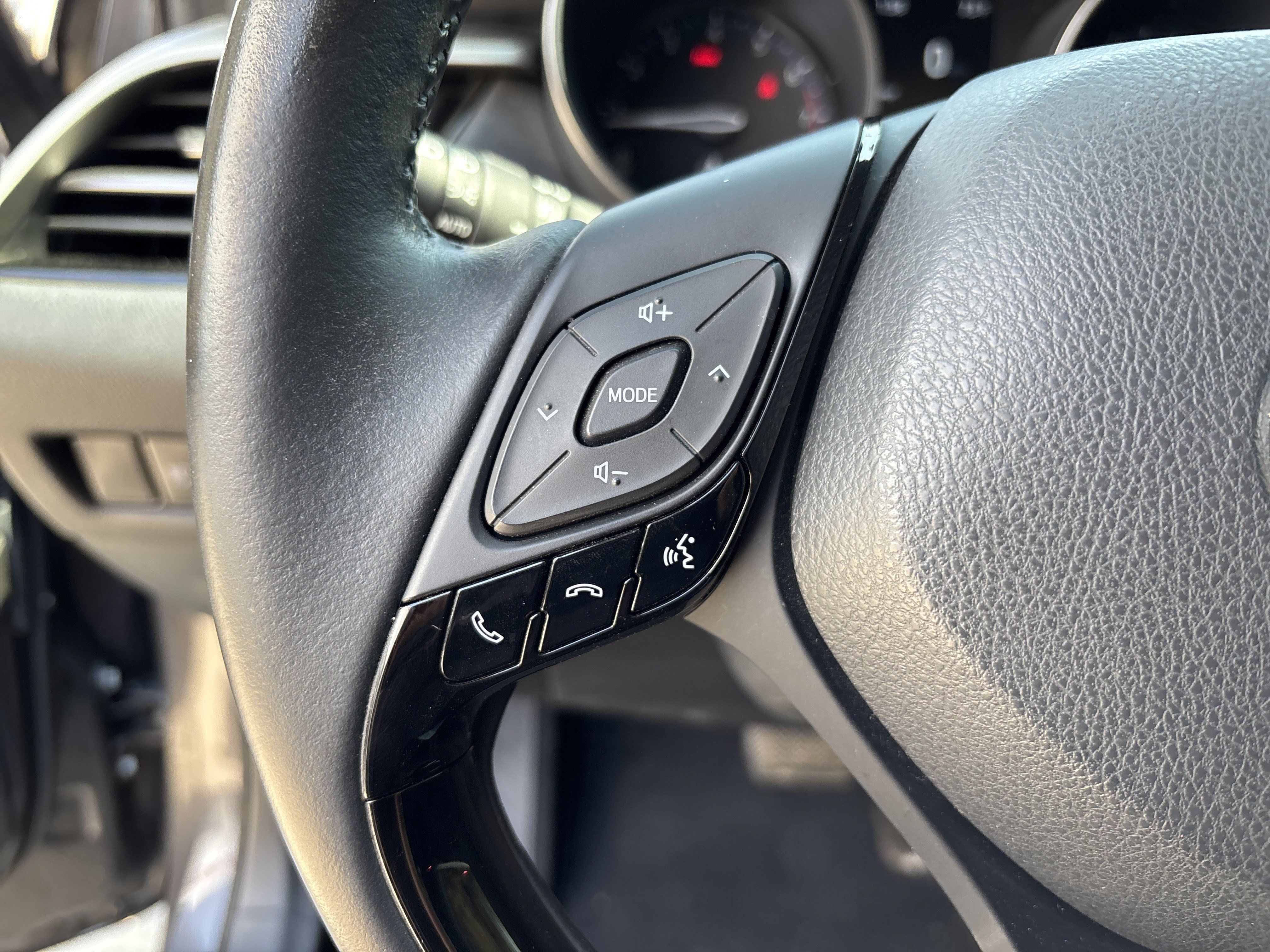 Used 2021 Toyota C-HR Limited FWD image 17