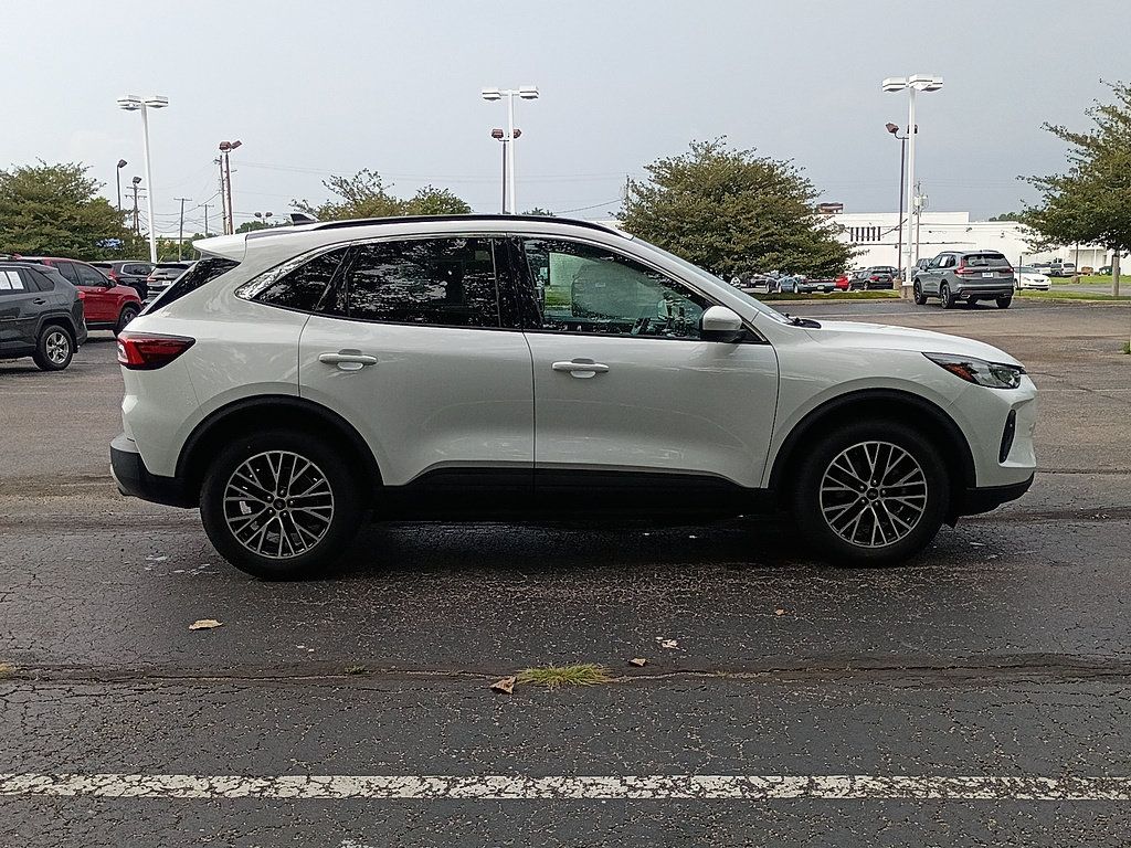 Used 2023 Ford Escape SE FWD image 2