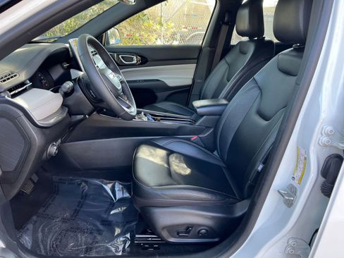 Used 2025 Jeep Compass Limited image 23