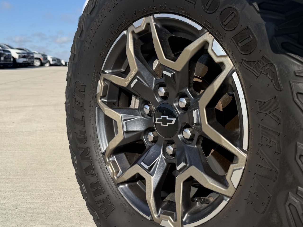 Used 2024 Chevrolet Colorado ZR2 w/ ZR2 Convenience Package III AWD/4WD image 10