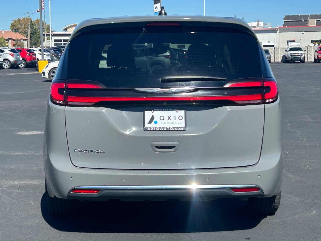Used 2023 Chrysler Pacifica Touring-L FWD image 4