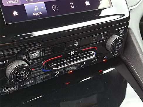 New 2025 Jeep Grand Cherokee Altitude image 10