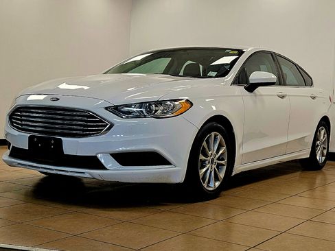 Used 2017 Ford Fusion SE w/ Fusion SE Technology Package image 3