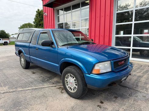 Used 2001 GMC Sonoma SLS w/ Super Spec Pkg 1 AWD/4WD image 2