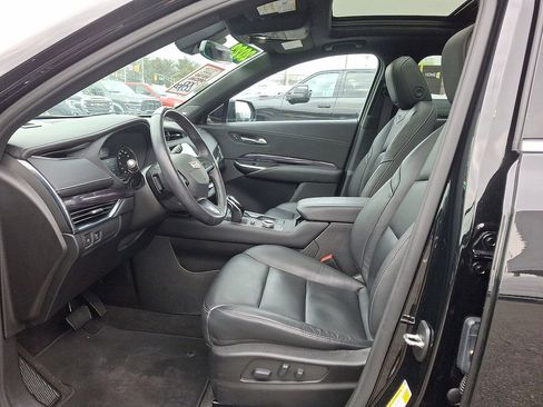 Used 2023 Cadillac XT4 Luxury w/ Cold Weather Package image 11