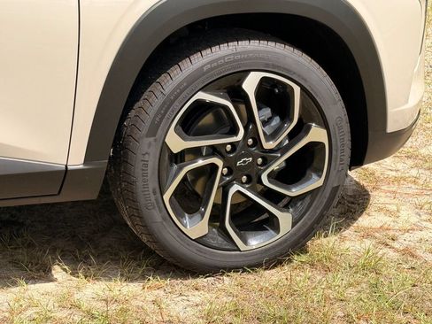 New 2026 Chevrolet Trax RS w/ Sunroof Package FWD image 9