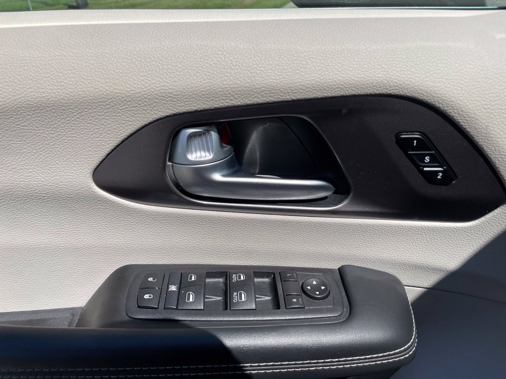 Used 2024 Chrysler Pacifica Touring-L FWD image 16