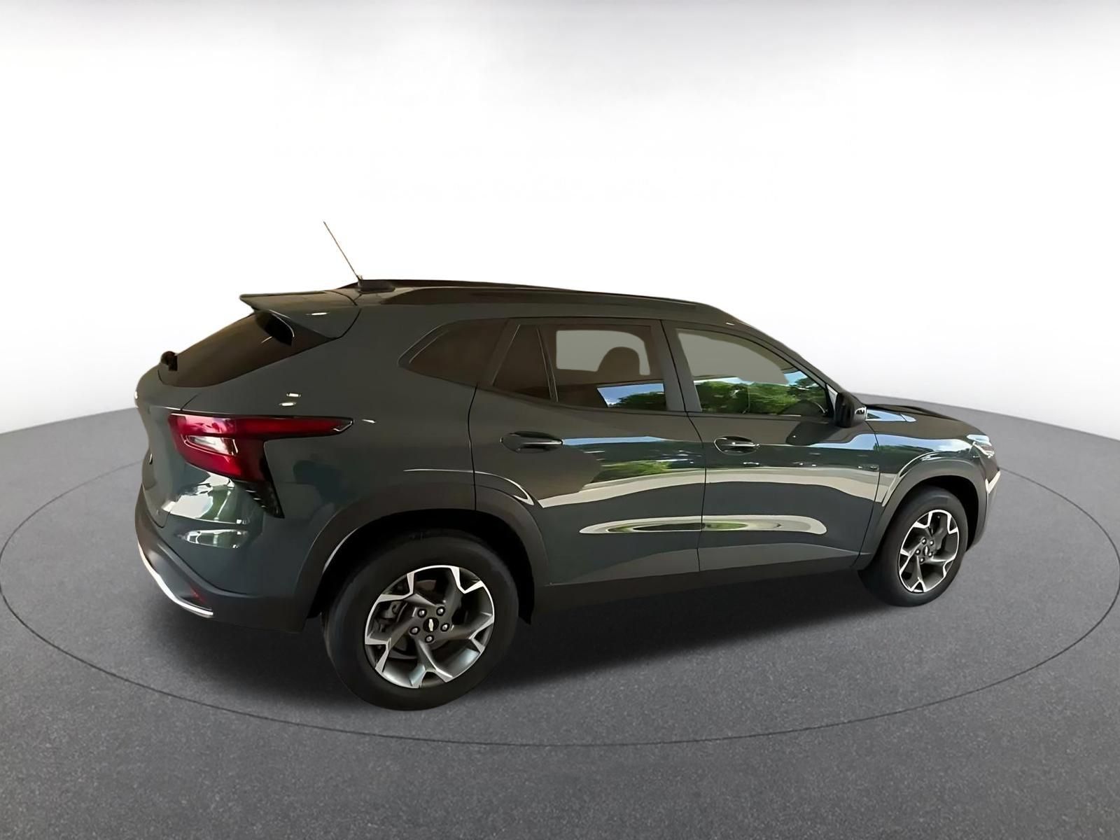 Used 2025 Chevrolet Trax LT w/ LT Convenience Package FWD image 12