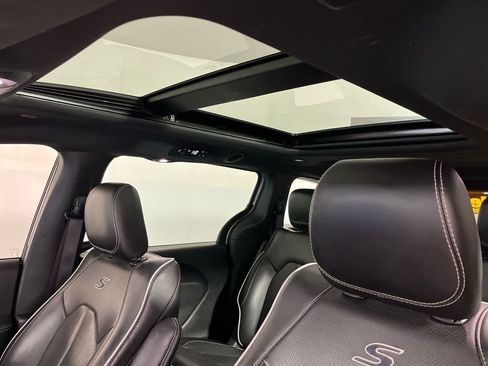 Used 2024 Chrysler Pacifica Premium FWD image 25