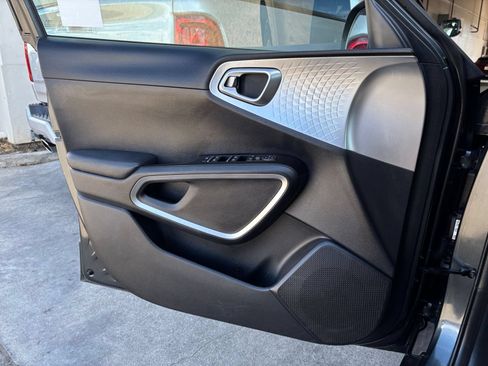 Used 2025 Kia Soul LX w/ LX Technology Package FWD image 15