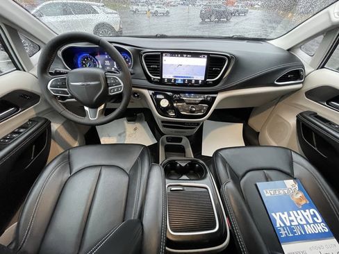 Used 2024 Chrysler Pacifica Touring-L image 28