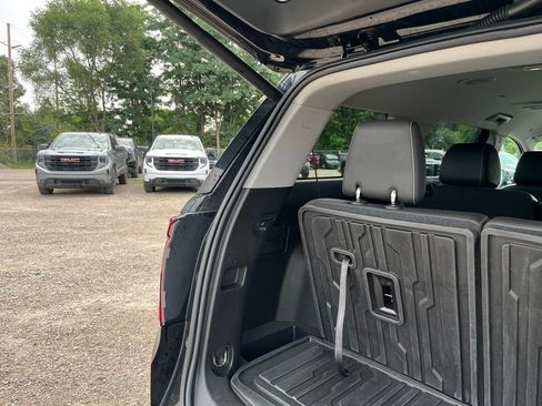 Used 2023 GMC Acadia SLT w/ Preferred Package FWD image 13