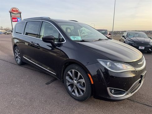 Used 2018 Chrysler Pacifica Touring-L w/ Tire & Wheel Group image 1