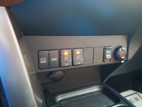 Used 2018 Toyota RAV4 Limited image 27