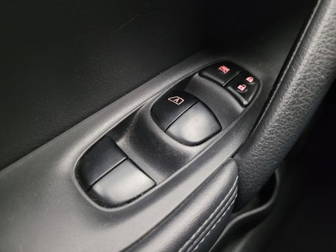 Used 2017 Nissan Rogue SV image 27