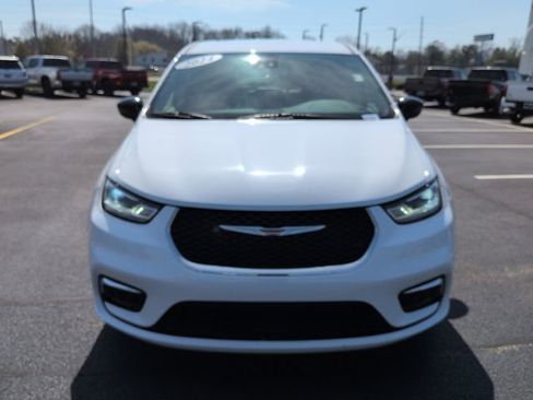 Used 2024 Chrysler Pacifica Touring-L image 2