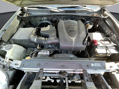 Used 2017 Toyota Tacoma TRD Off-Road w/ Premium & Technology Package RWD image 32