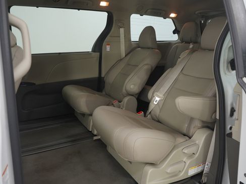 Used 2020 Toyota Sienna XLE image 19