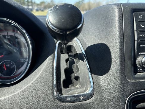 Used 2019 Dodge Grand Caravan SXT image 18