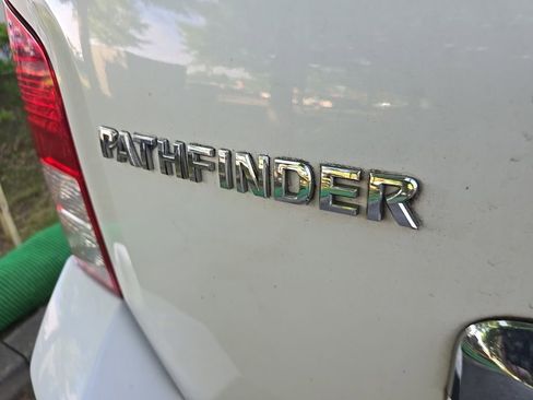 Used 2010 Nissan Pathfinder LE w/ Navigation Pkg AWD/4WD image 8