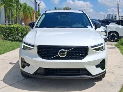 Used 2024 Volvo XC40 B5 Core AWD/4WD image 2