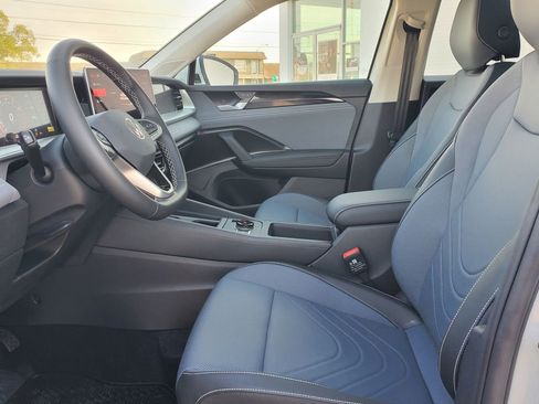 New 2026 Volkswagen Tiguan SE FWD image 16