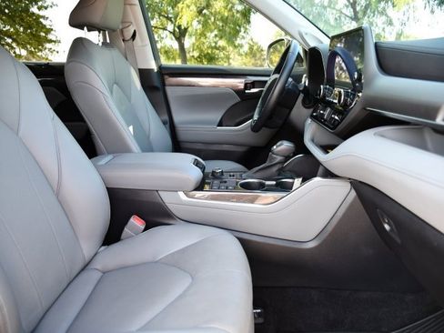 Used 2023 Toyota Highlander Limited image 35