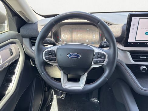 Used 2025 Ford Explorer Active RWD image 9