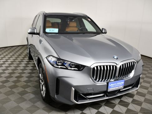 Used 2024 BMW X5 xDrive40i w/ Premium Package AWD/4WD image 3