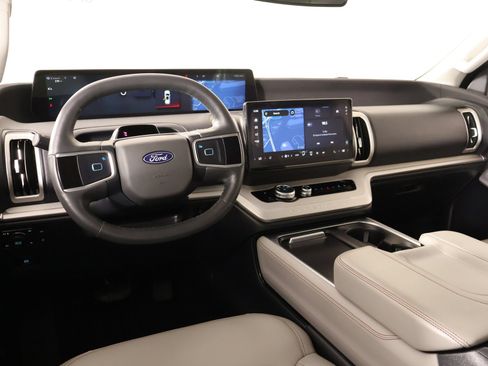 Used 2025 Ford Expedition Active AWD/4WD image 2