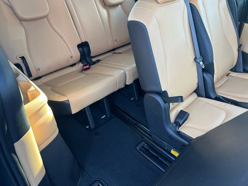 Used 2022 Kia Carnival EX image 16