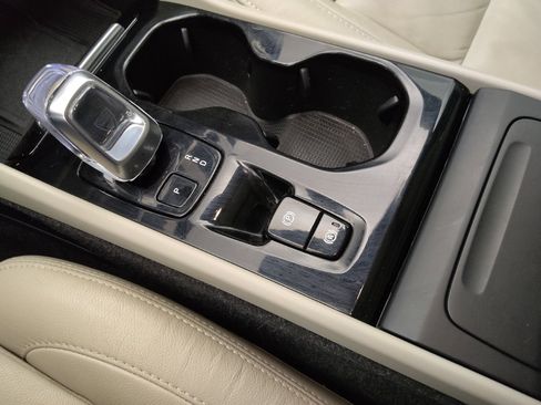 Used 2023 Volvo XC40 B5 Plus image 26