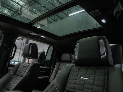 Used 2025 Cadillac Escalade ESV Sport Platinum image 17