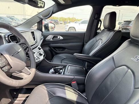Used 2025 Chrysler Pacifica Limited FWD image 15