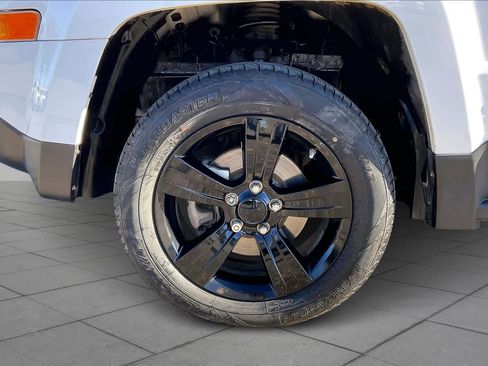 Used 2012 Jeep Patriot Latitude w/ Altitude Pkg image 9