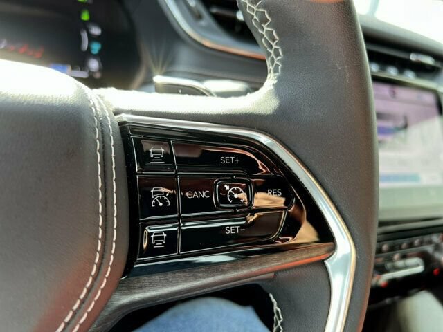 Used 2023 Jeep Grand Cherokee Overland AWD/4WD image 27