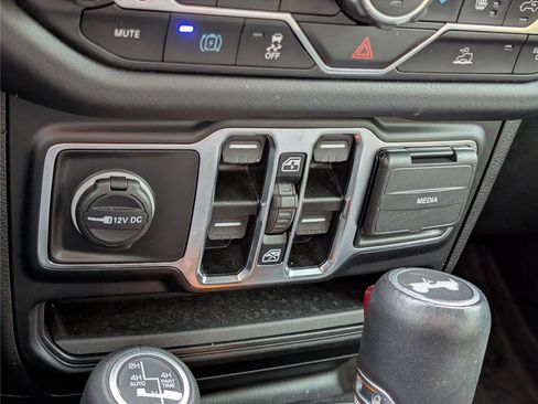 Used 2024 Jeep Wrangler Sahara image 26