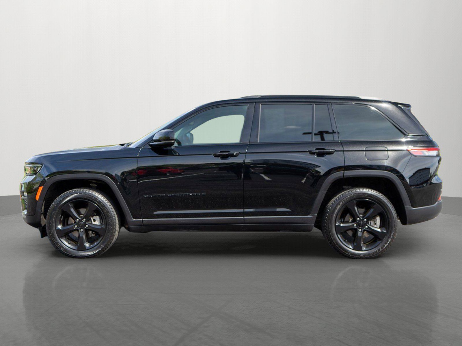 Used 2023 Jeep Grand Cherokee Limited w/ Black Appearance Package AWD/4WD image 4