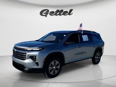 Used 2025 Chevrolet Traverse LT