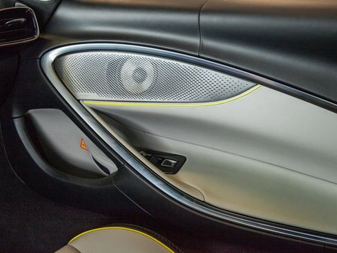 Used 2023 McLaren Artura image 19