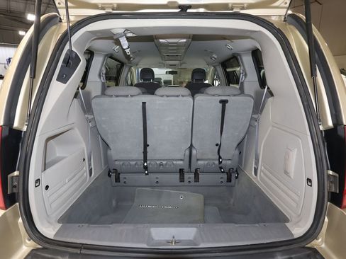 Used 2010 Chrysler Town & Country Touring image 13