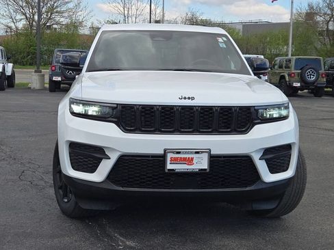 Used 2024 Jeep Grand Cherokee Altitude RWD image 4