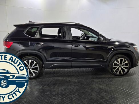 Used 2024 Volkswagen Taos SE image 8