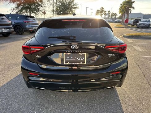 Used 2017 INFINITI QX30 image 6