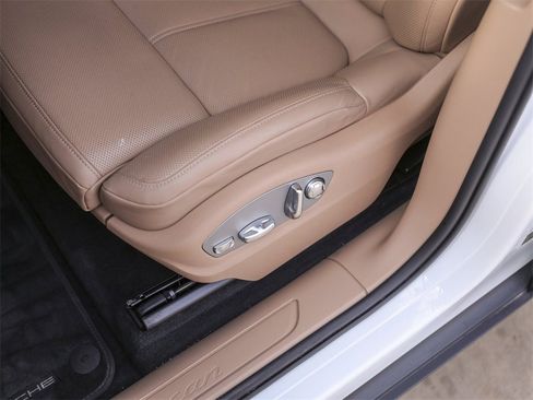 Used 2025 Porsche Macan image 15