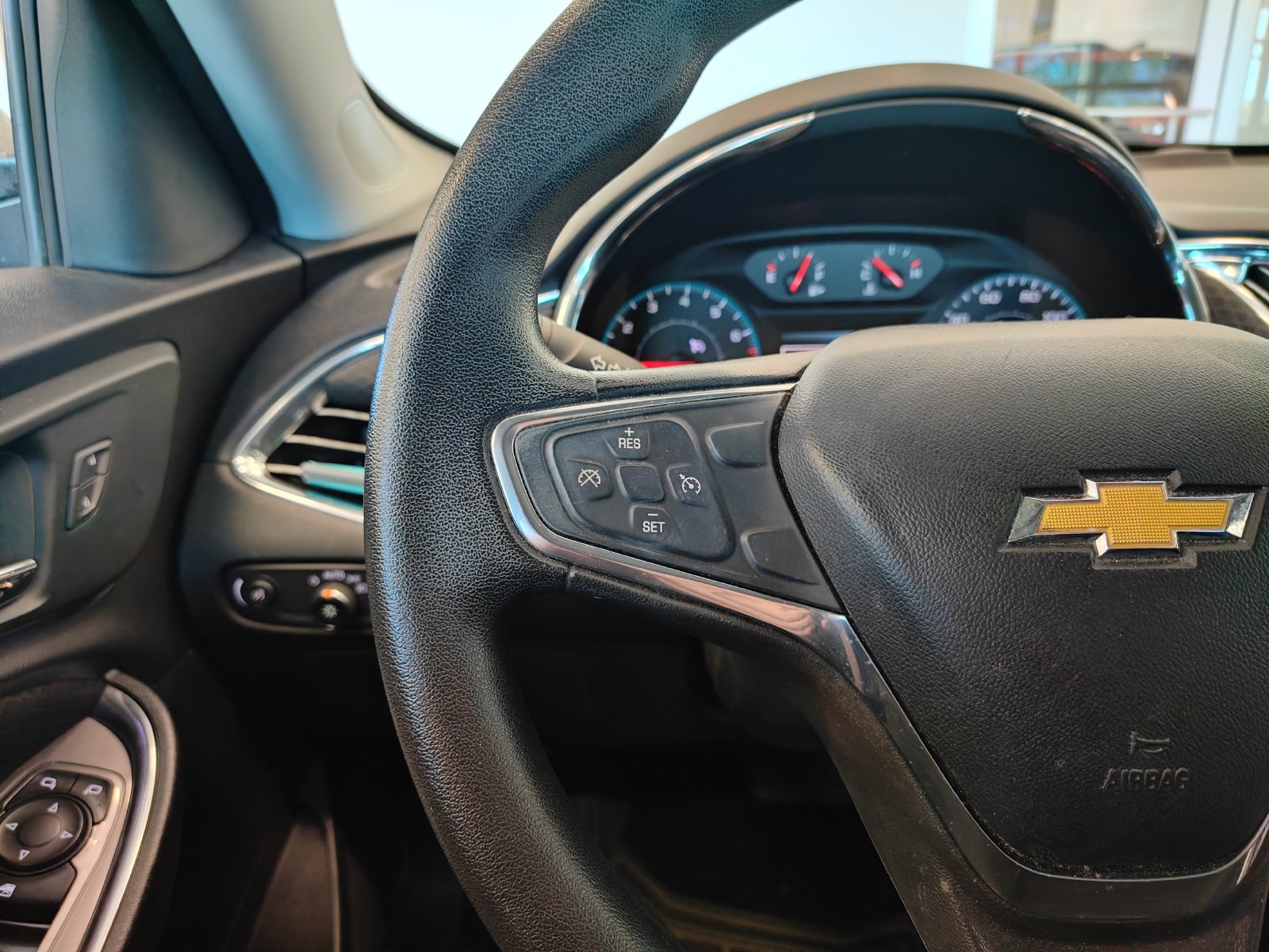 Used 2017 Chevrolet Malibu LT FWD image 9